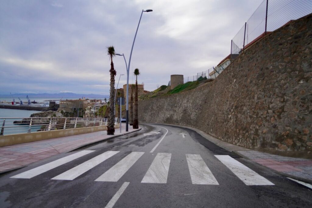 Vista de la carretera de la Alcazaba con palmeras y muros renovados