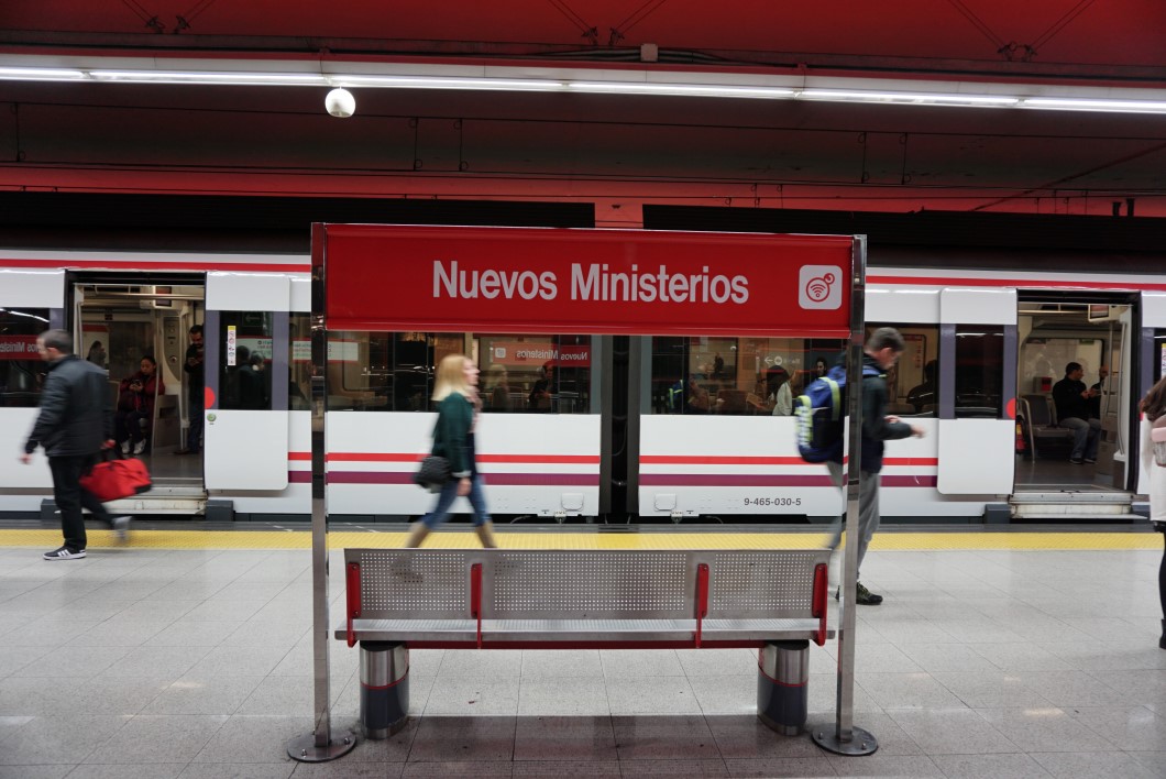 Estación de tren Nuevos Ministerios con pasajeros esperando