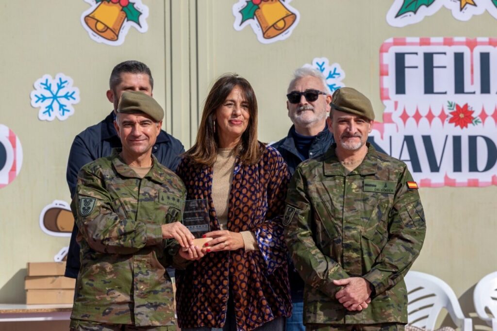 María Muñoz recibiendo un premio en un evento navideño