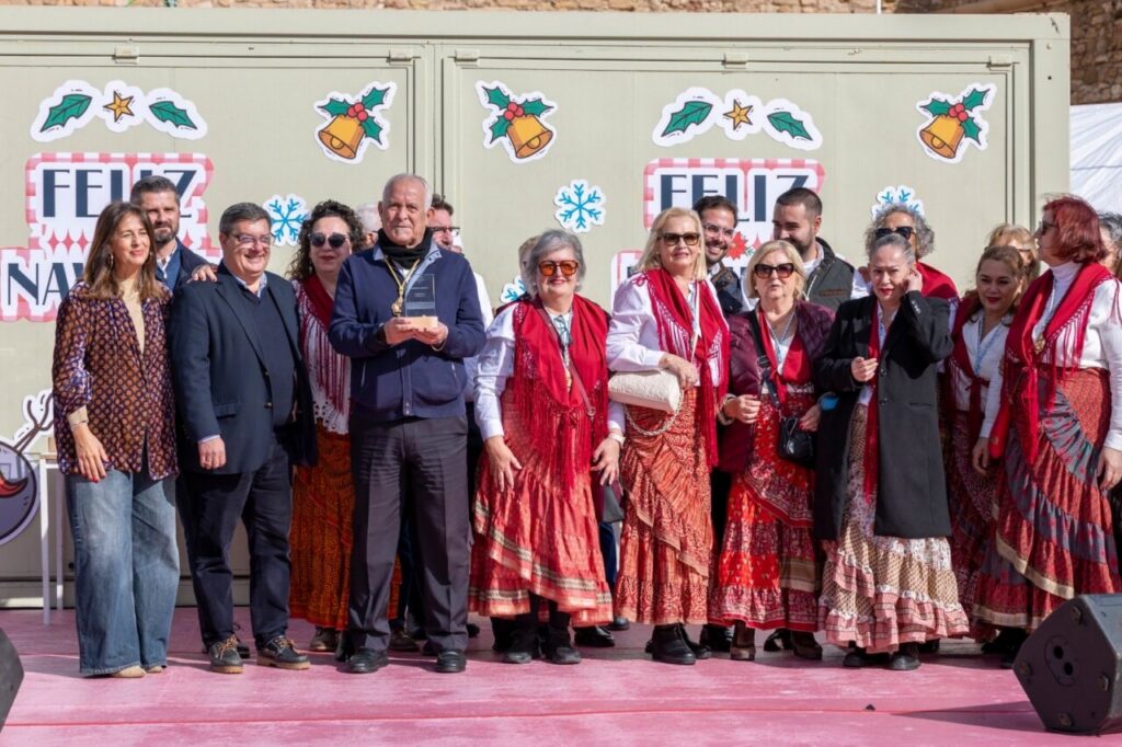 María Muñoz Palazón con el premio en el certamen de belenes