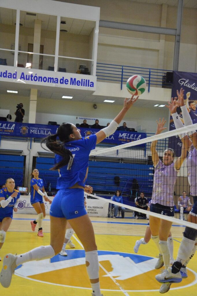 Jugadora del Club Voleibol Melilla en acción durante un partido.