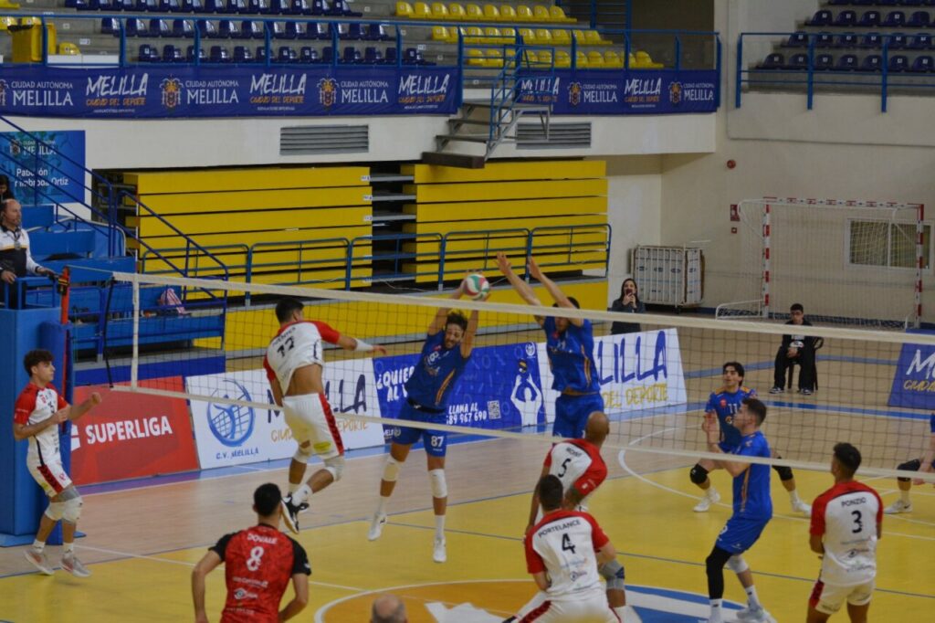 Jugadores del Club Voleibol Melilla en un partido contra San Roque.