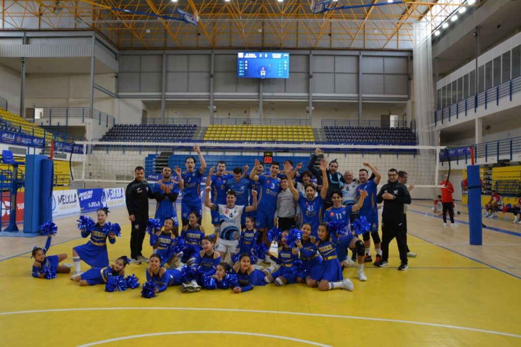 Equipo del Club Voleibol Melilla celebrando una victoria en el pabellón