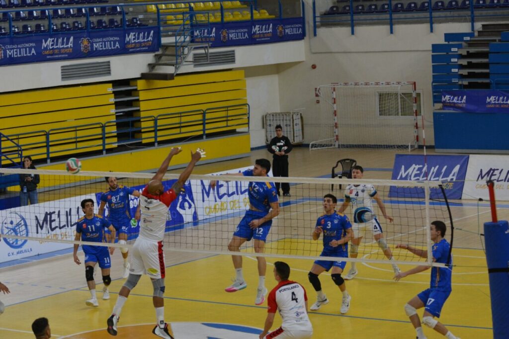 Jugadores del Club Voleibol Melilla en acción durante un partido