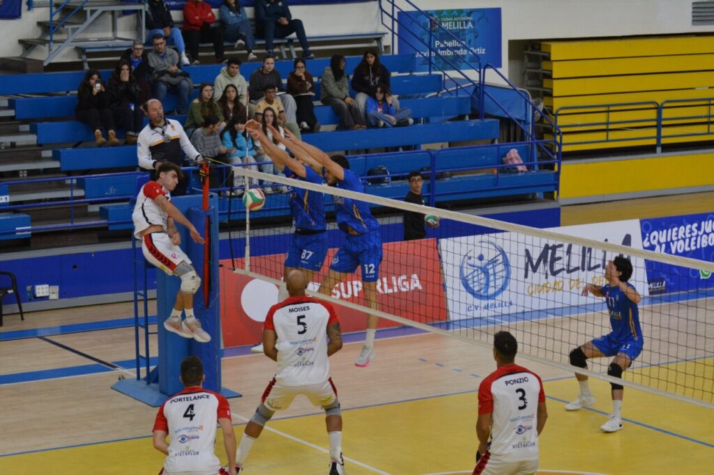 Jugadores del Club Voleibol Melilla en acción durante un partido