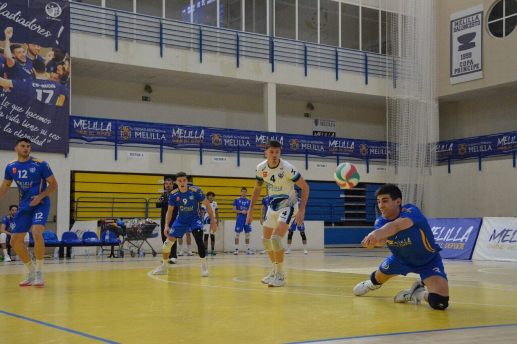 Jugadores del Club Voleibol Melilla en acción durante un partido