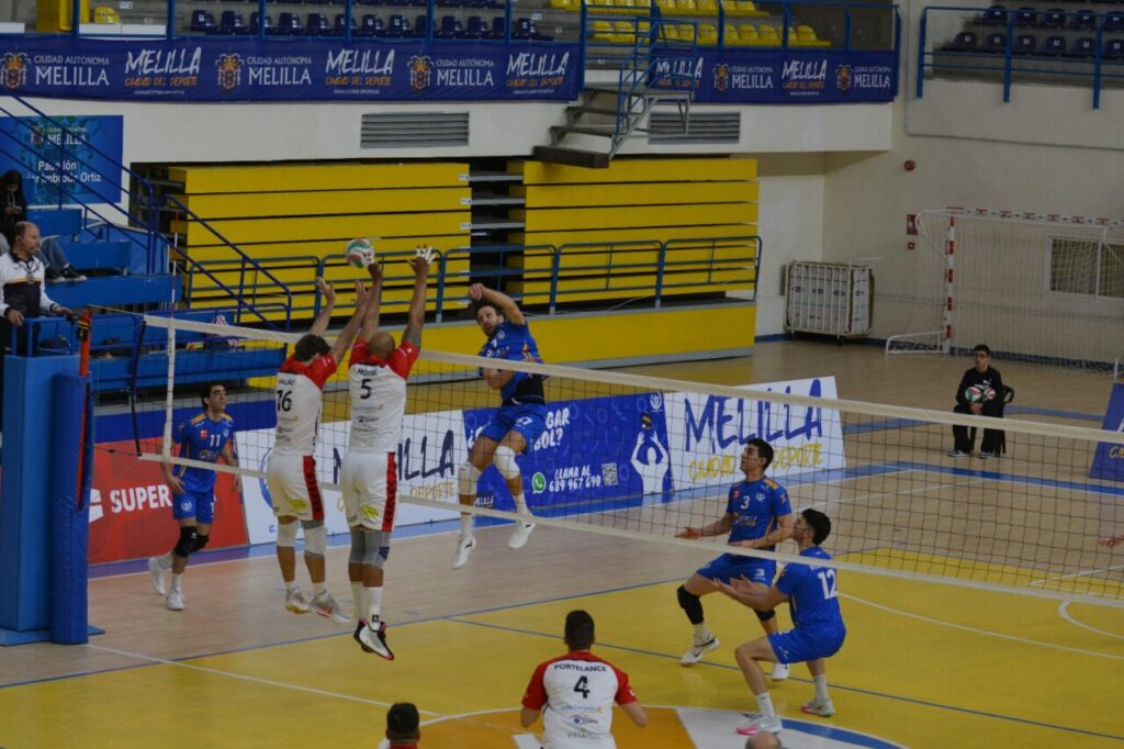 Jugadores del Club Voleibol Melilla en acción durante un partido