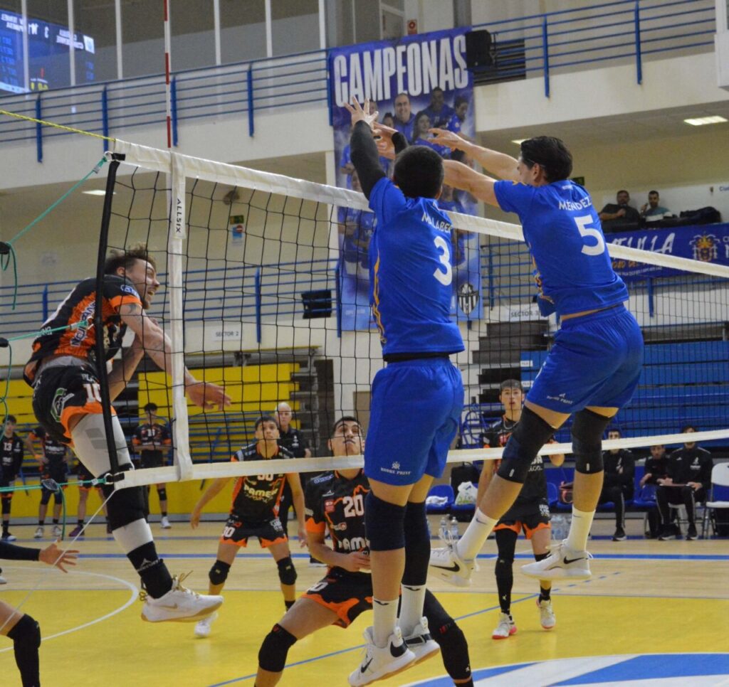 Jugadores del Club Voleibol Melilla bloqueando un ataque del Pamesa Teruel.