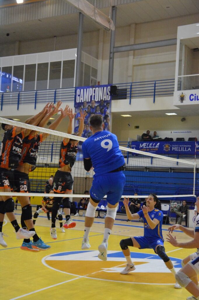 Jugador del Club Voleibol Melilla atacando durante un partido contra Pamesa Teruel