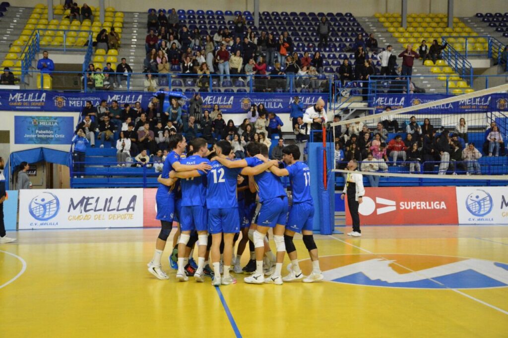 Jugadores del Club Voleibol Melilla celebrando una victoria en el partido contra Pamesa Teruel.