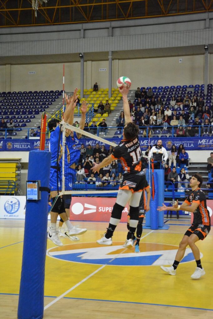 Jugadores de voleibol en acción durante el partido entre Melilla y Teruel.