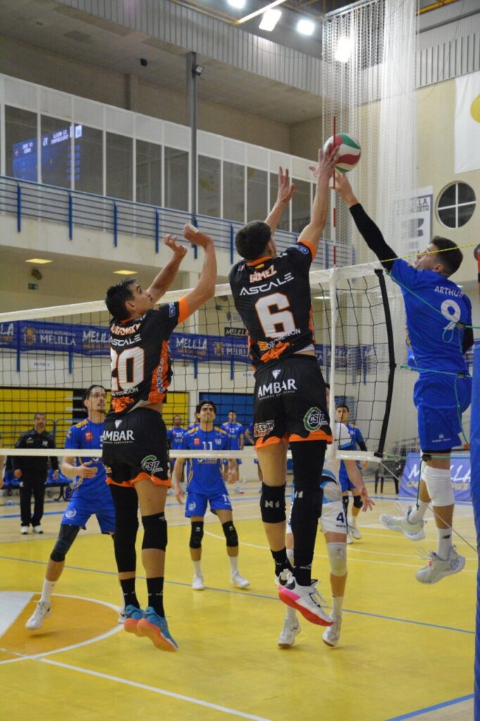 Jugadores del Club Voleibol Melilla en un partido contra Pamesa Teruel