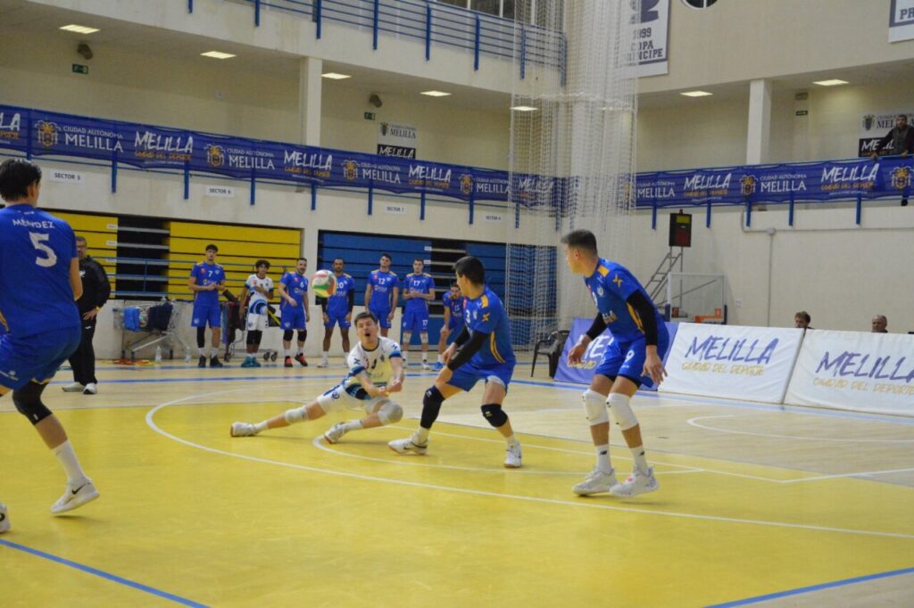Jugadores del Club Voleibol Melilla en acción durante un partido