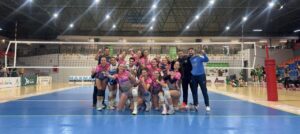 Jugadoras del Club Voleibol Melilla celebrando su victoria en un partido