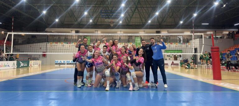 Jugadoras del Club Voleibol Melilla celebrando su victoria en un partido