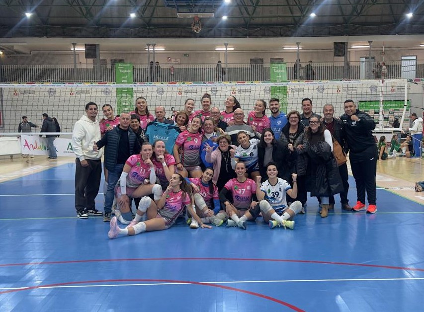 Jugadoras del Club Voleibol Melilla celebrando su victoria en Dos Hermanas