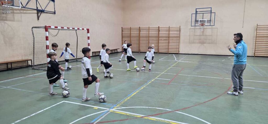 Niños entrenando fútbol sala en el campus de Navidad