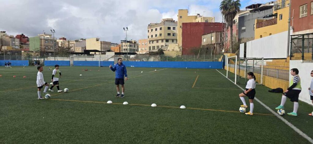 Niños en un campo de fútbol durante el Campus de Navidad