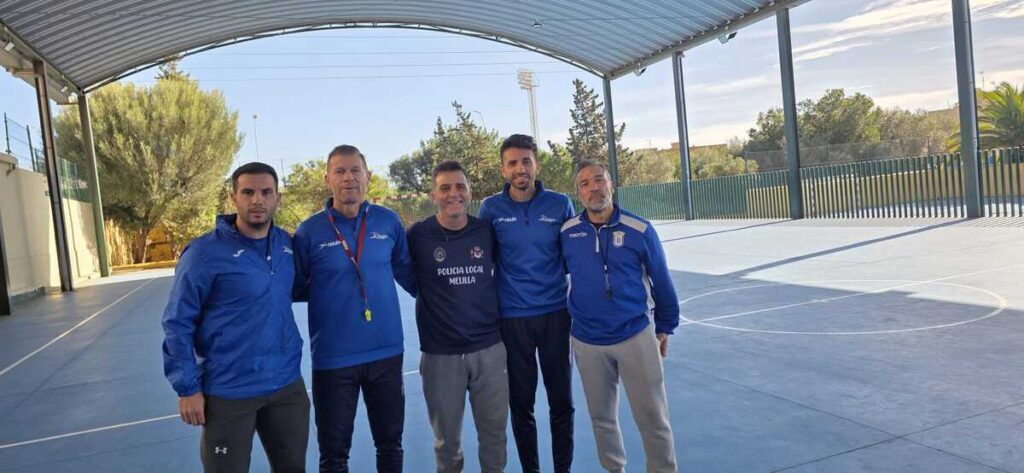 Entrenadores del Campus de Navidad de la Fundación RFMF en la pista de fútbol sala