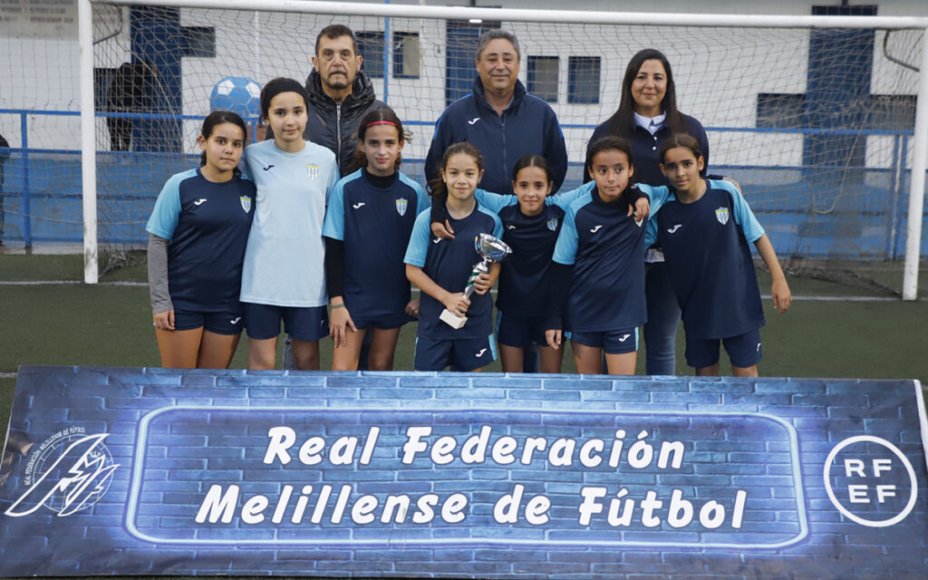 Equipo femenino de fútbol La Espiguera con trofeo en la Copa Federación