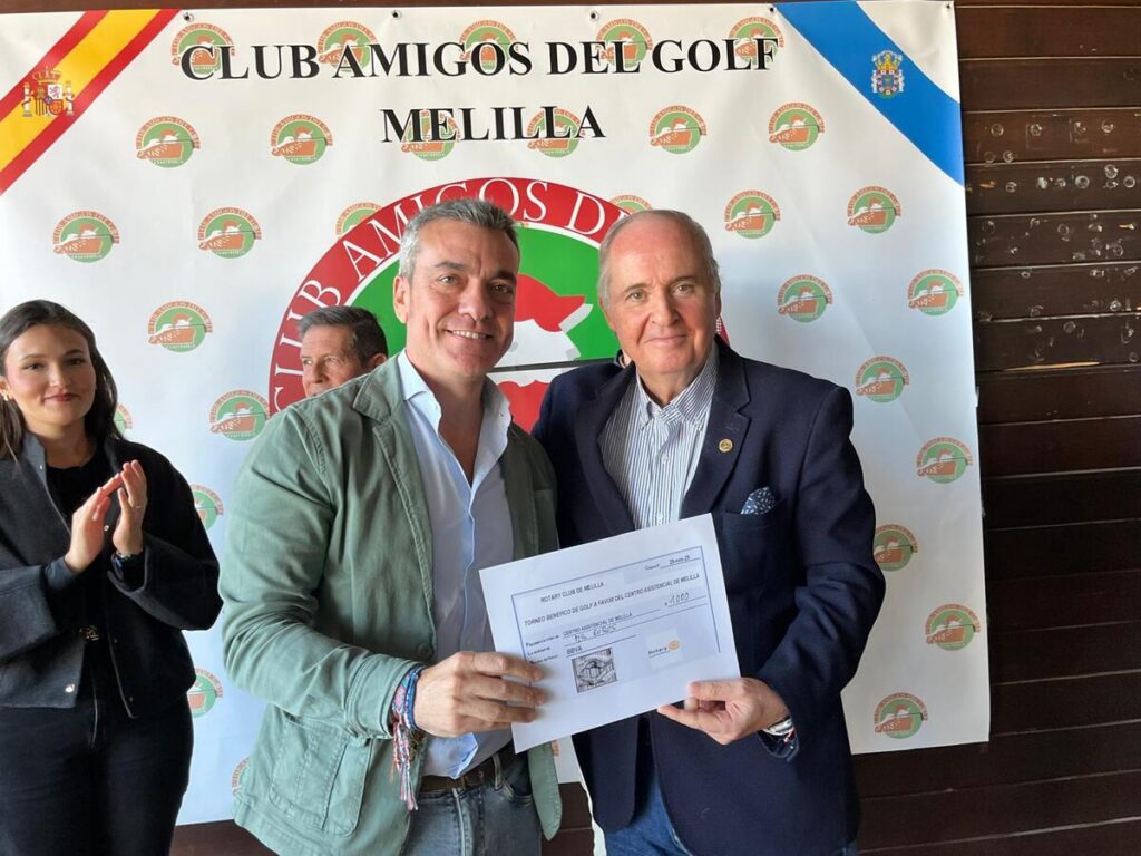 Entrega de cheque por parte de Rotary a Amigos del Golf en Melilla