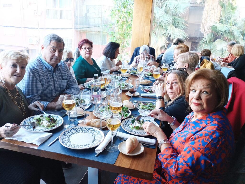 Socios disfrutando de una comida en la Casa de Melilla en Almería