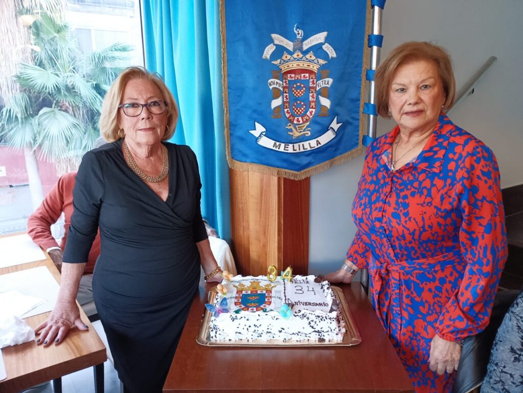 Dos mujeres celebrando el aniversario de la Casa de Melilla en Almería