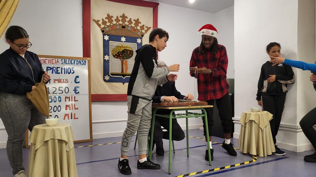 Niños ensayando para la Lotería de Navidad en el Colegio San Ildefonso