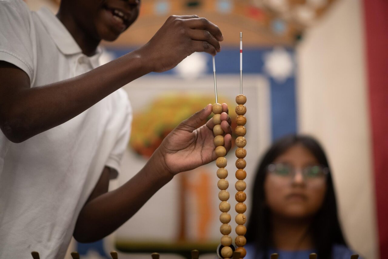 Niño sosteniendo bolas de lotería en el Colegio San Ildefonso