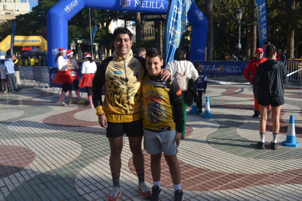 José Miguel Redondo y un niño en la San Silvestre de Melilla