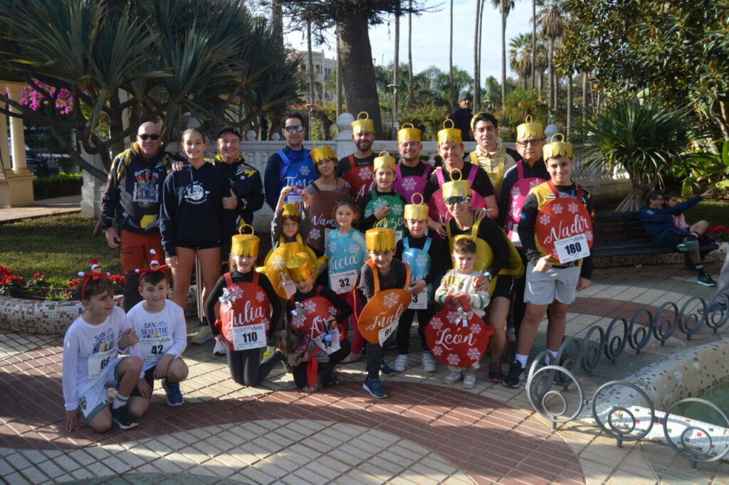 Grupo de participantes en la San Silvestre de Melilla con disfraces festivos