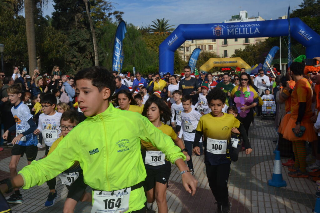 Niños corriendo en la carrera San Silvestre de Melilla 2025