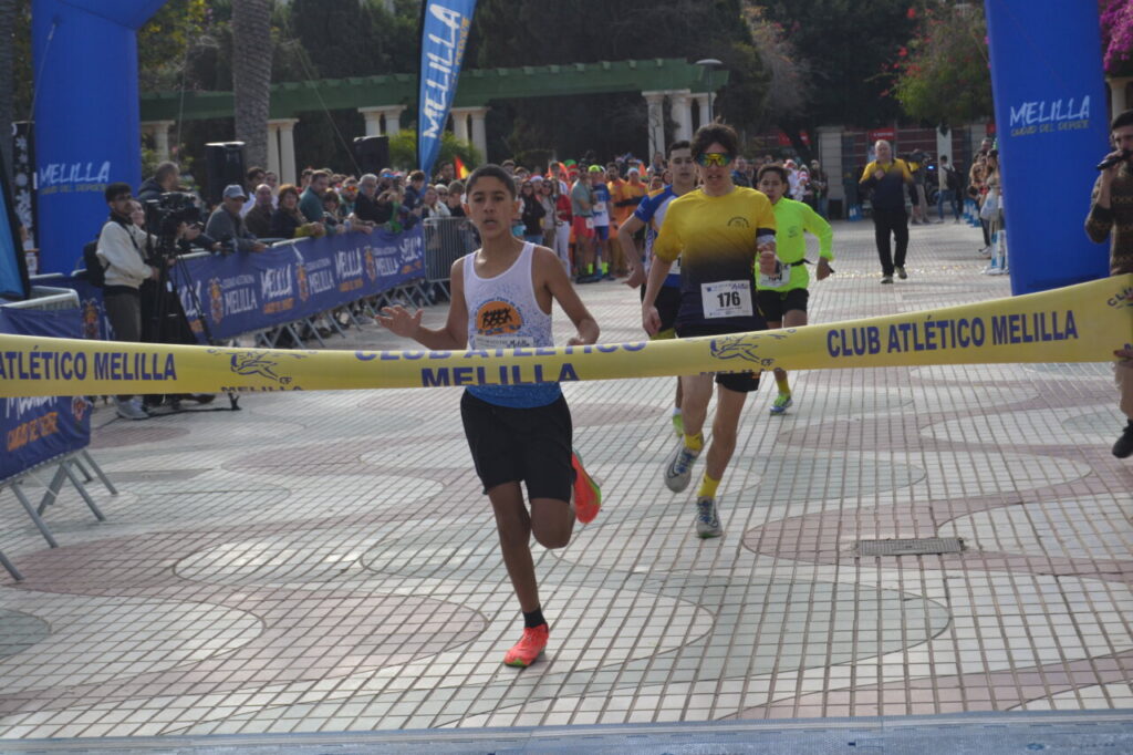 Corredores cruzando la meta en la San Silvestre de Melilla 2025