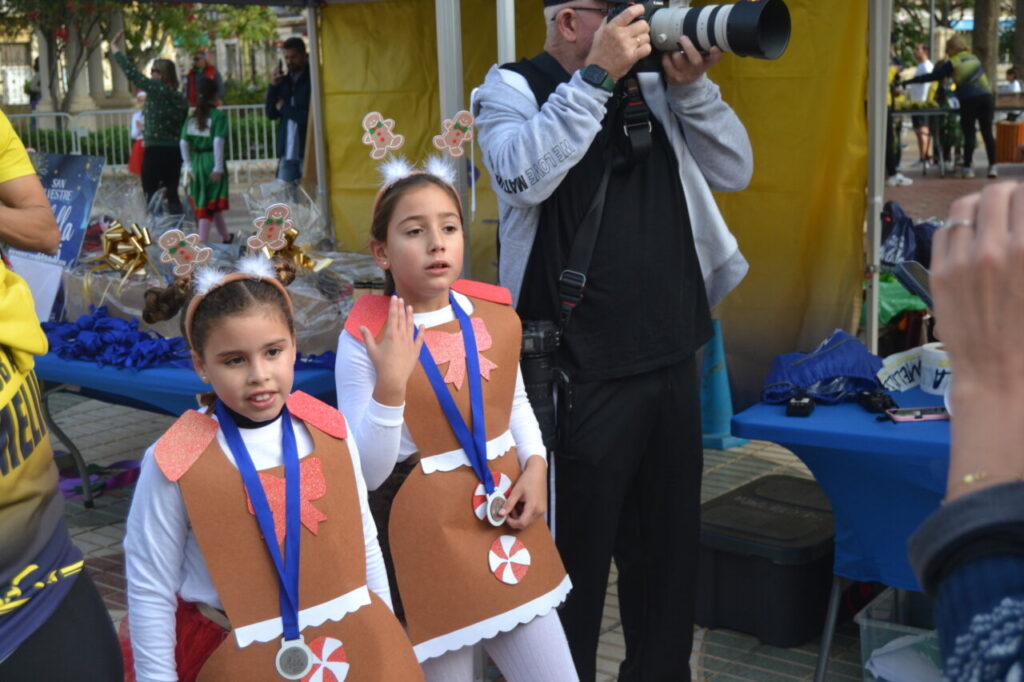 Niñas vestidas de galletas de jengibre en la San Silvestre de Melilla