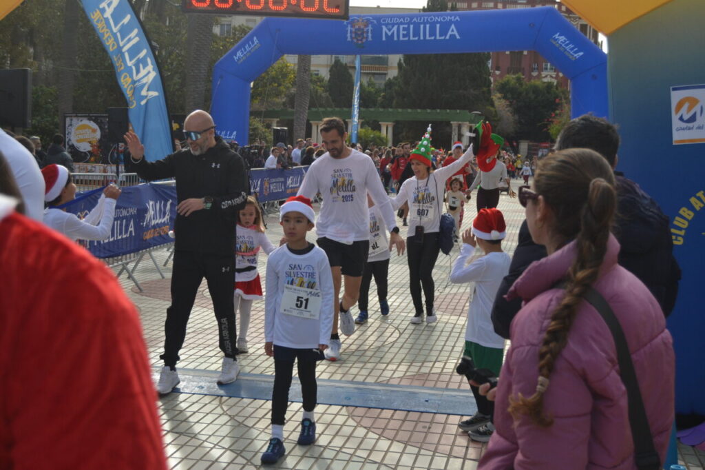 Participantes de la carrera San Silvestre de Melilla cruzando la meta.