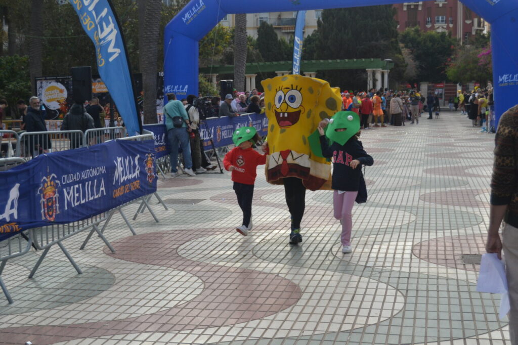 Participantes disfrazados en la carrera San Silvestre de Melilla