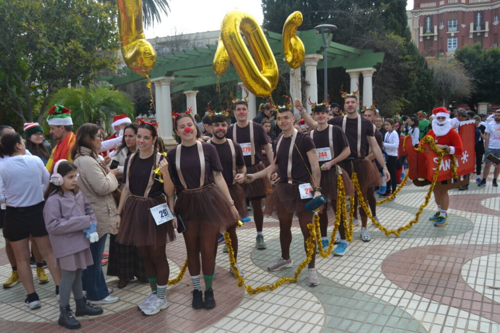 Participantes en la San Silvestre de Melilla con disfraces festivos