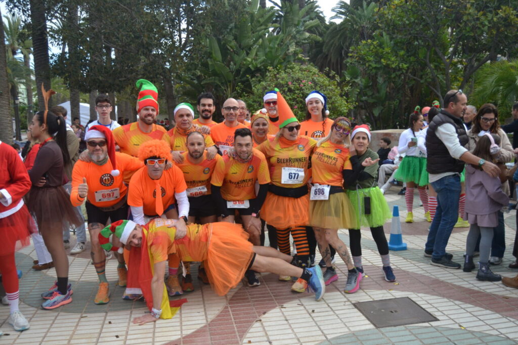 Grupo de corredores disfrazados en la San Silvestre de Melilla 2025