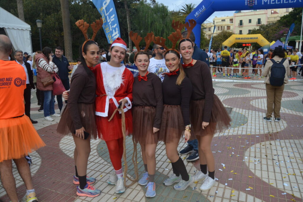 Grupo de participantes disfrazados en la San Silvestre de Melilla