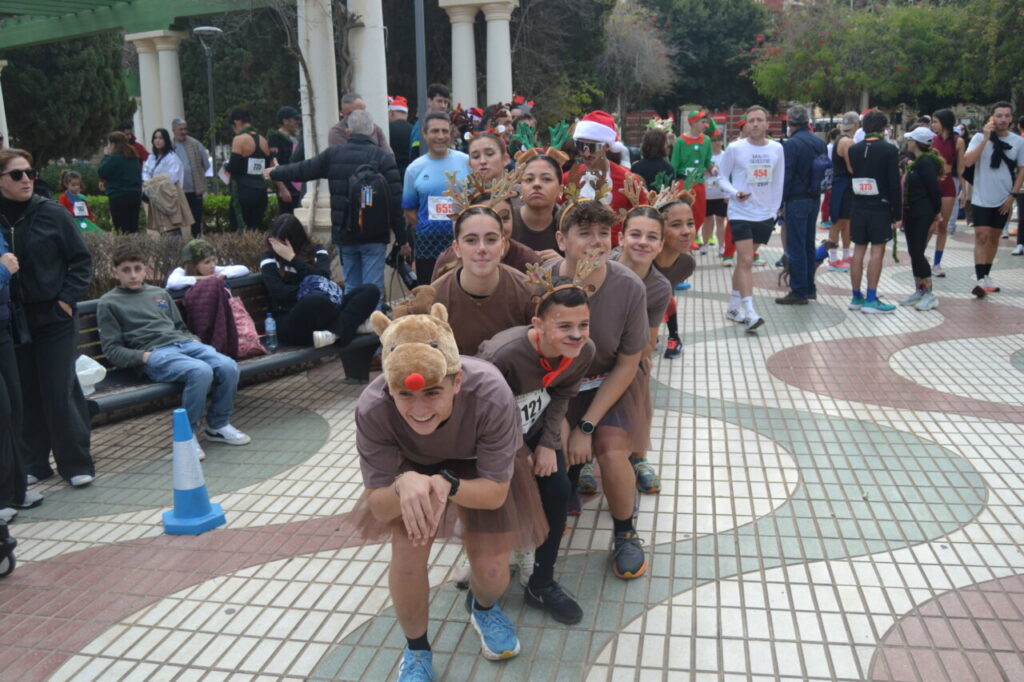 Grupo de participantes disfrazados en la San Silvestre de Melilla 2025