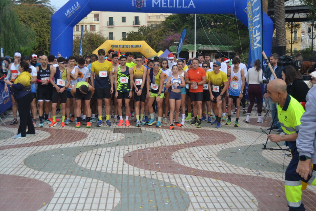 Participantes listos para la carrera San Silvestre en Melilla 2025.