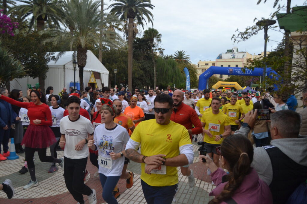 Corredores participando en la San Silvestre de Melilla 2025