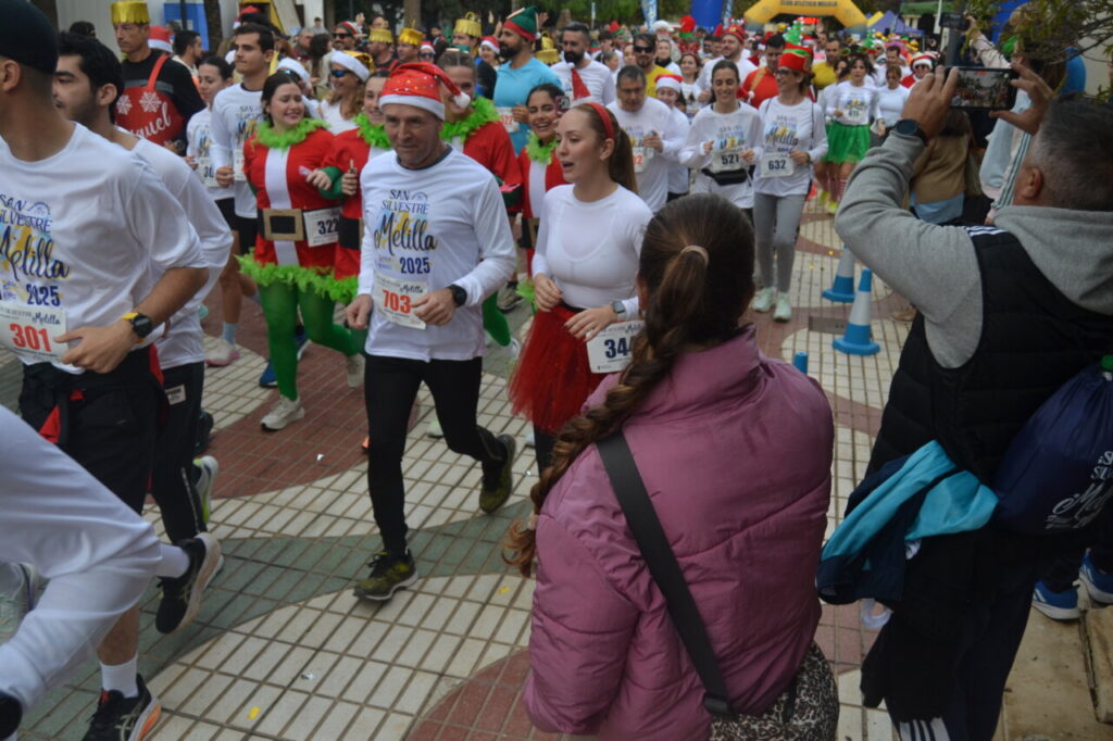 Participantes de la carrera San Silvestre de Melilla 2025 en trajes festivos