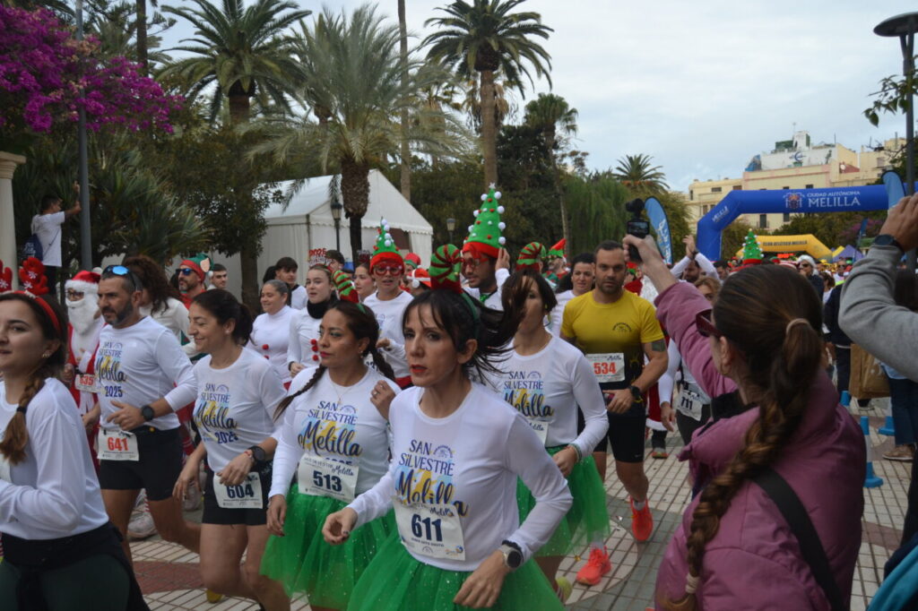 Participantes de la carrera San Silvestre de Melilla con disfraces festivos.