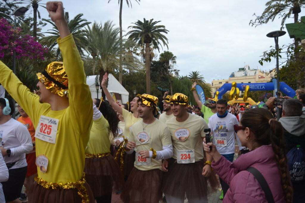 Participantes de la San Silvestre de Melilla celebrando la carrera con disfraces