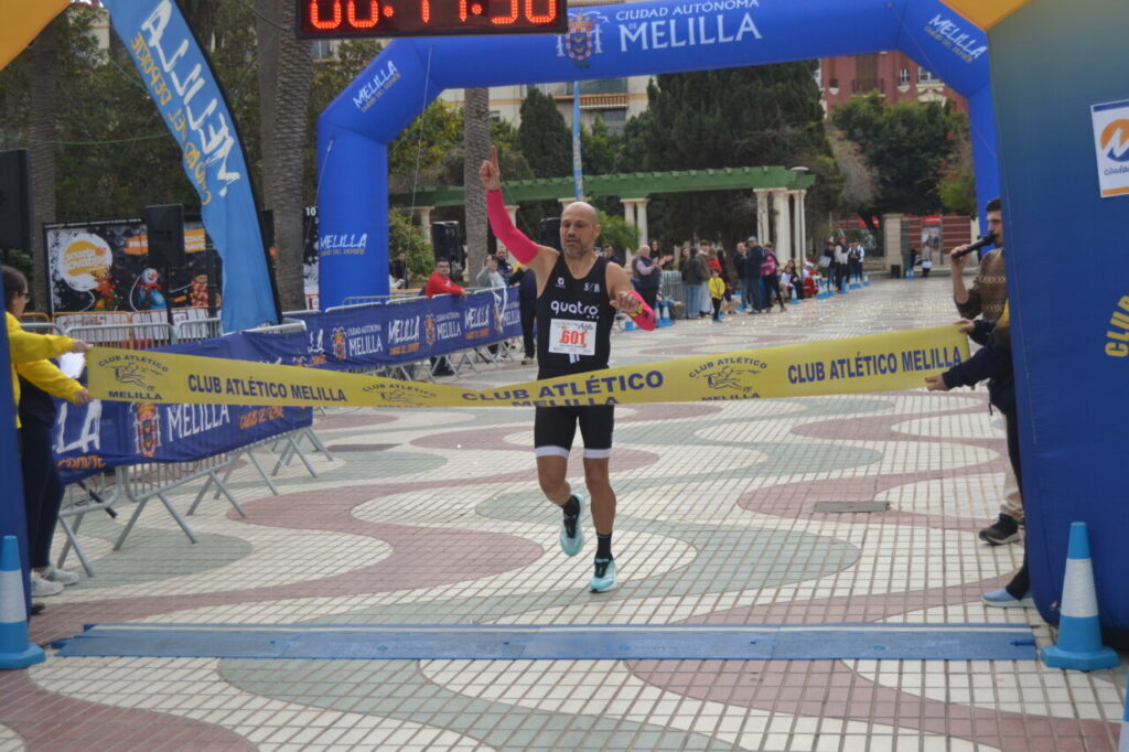 Atleta cruzando la meta en la San Silvestre de Melilla 2025