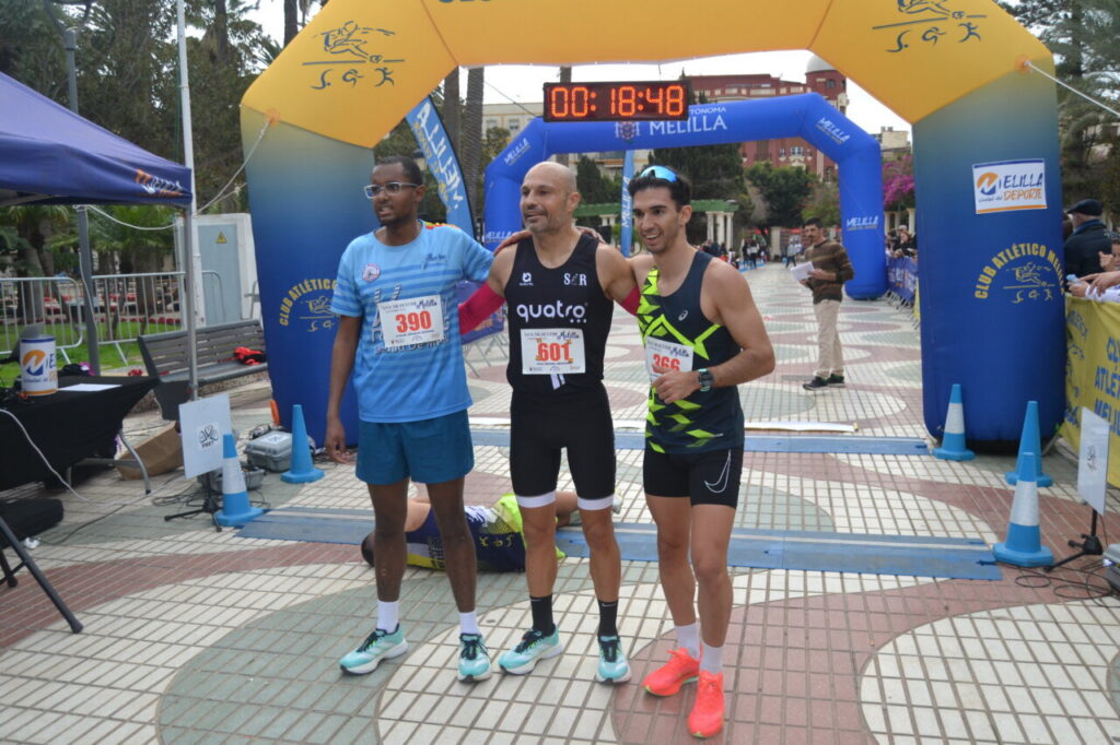 Tres corredores posando tras la carrera San Silvestre de Melilla 2025