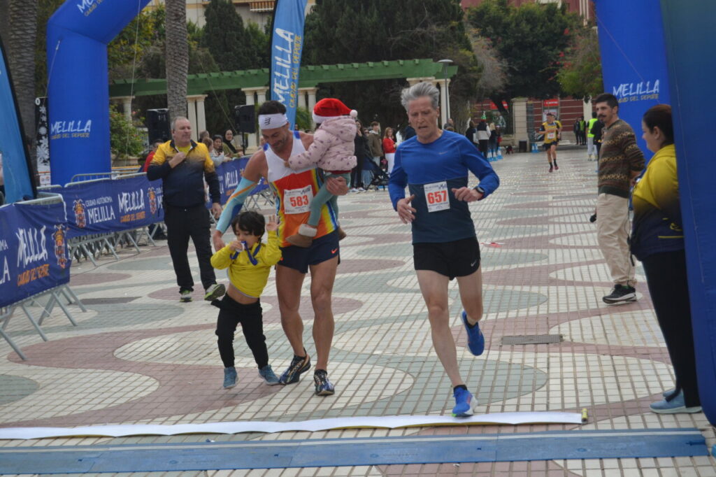 Corredores en la San Silvestre de Melilla con niños y disfraces