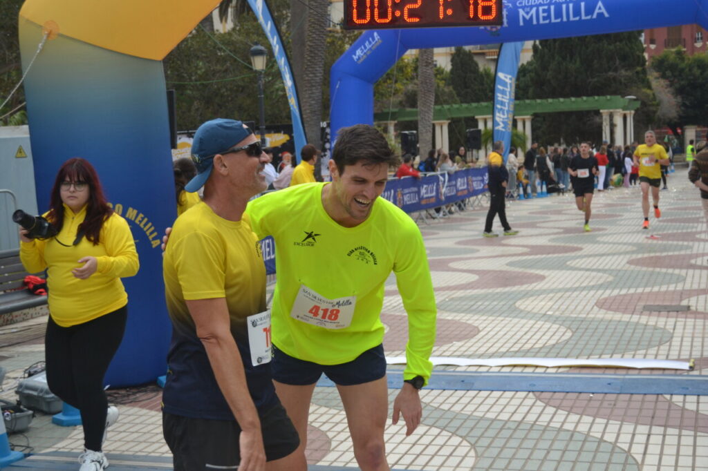 Participantes de la San Silvestre de Melilla celebrando la carrera