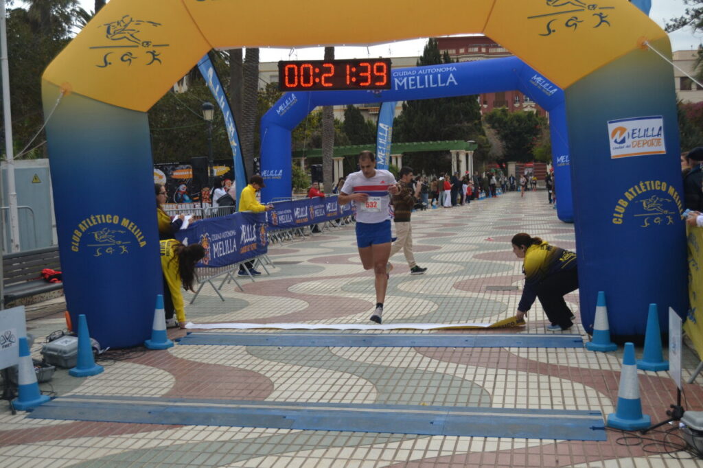 Corredor cruzando la meta en la San Silvestre de Melilla